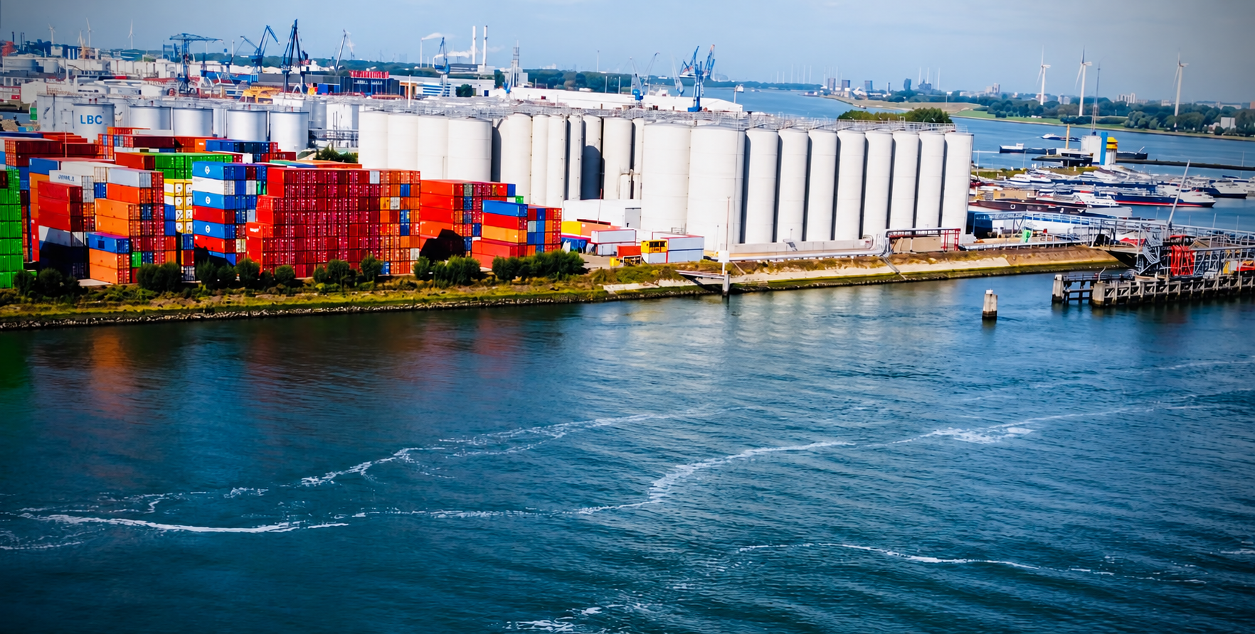 Water, schepen en kleurrijke containers in de haven